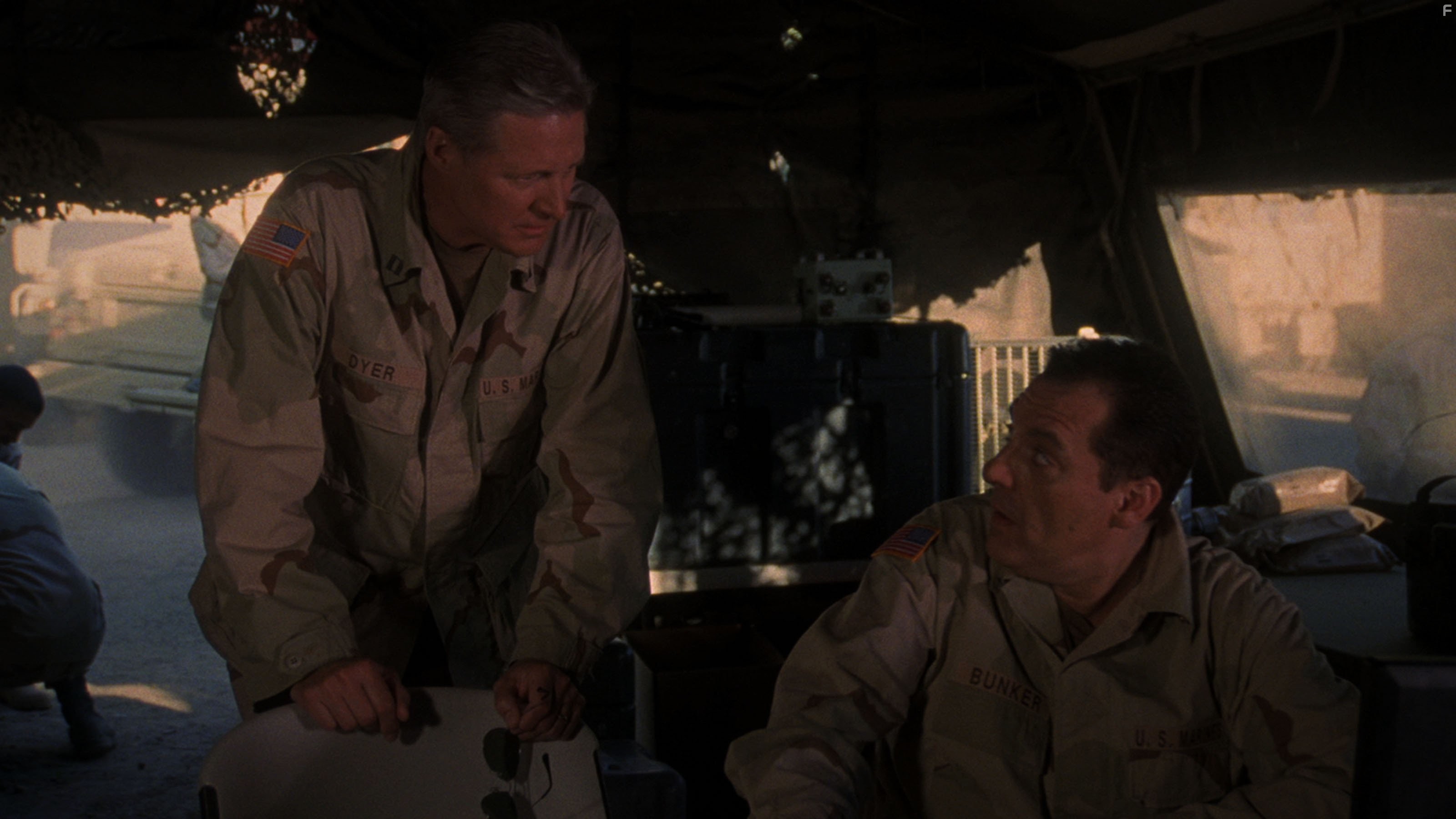 Bruce Boxleitner and Tom Sizemore in Тени в раю (2010)