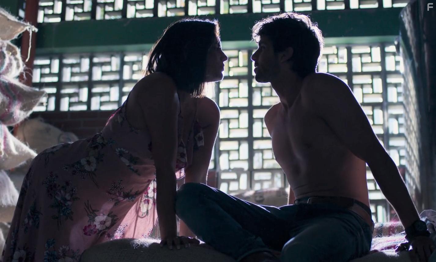 Gaby Espino and Jason Day in Jugar con Fuego (2019)