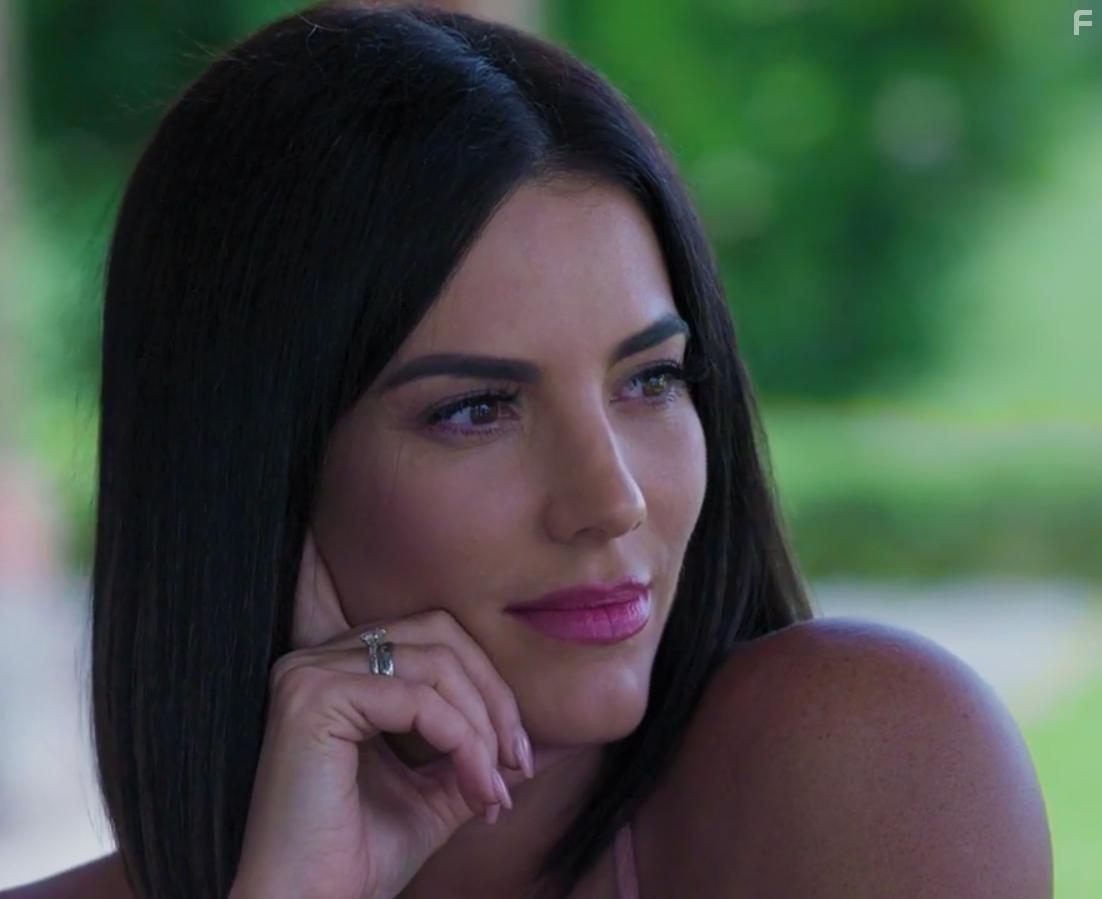 Gaby Espino in Jugar con Fuego (2019)