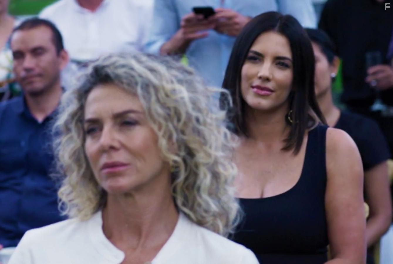 Margarita Rosa de Francisco and Gaby Espino in Jugar con Fuego (2019)