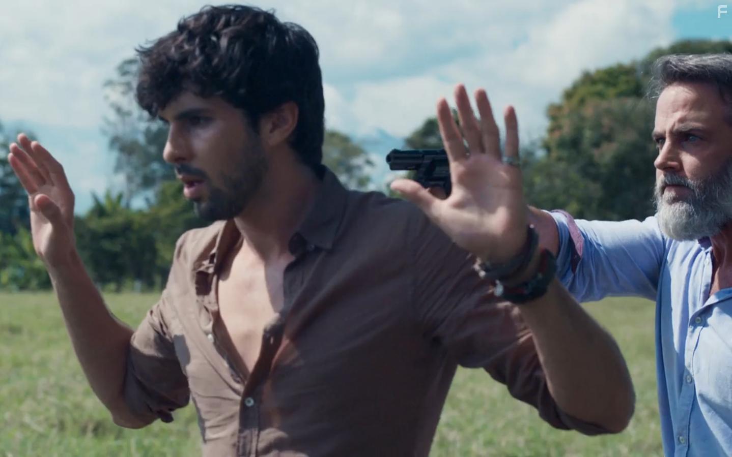 Carlos Ponce and Jason Day in Jugar con Fuego (2019)