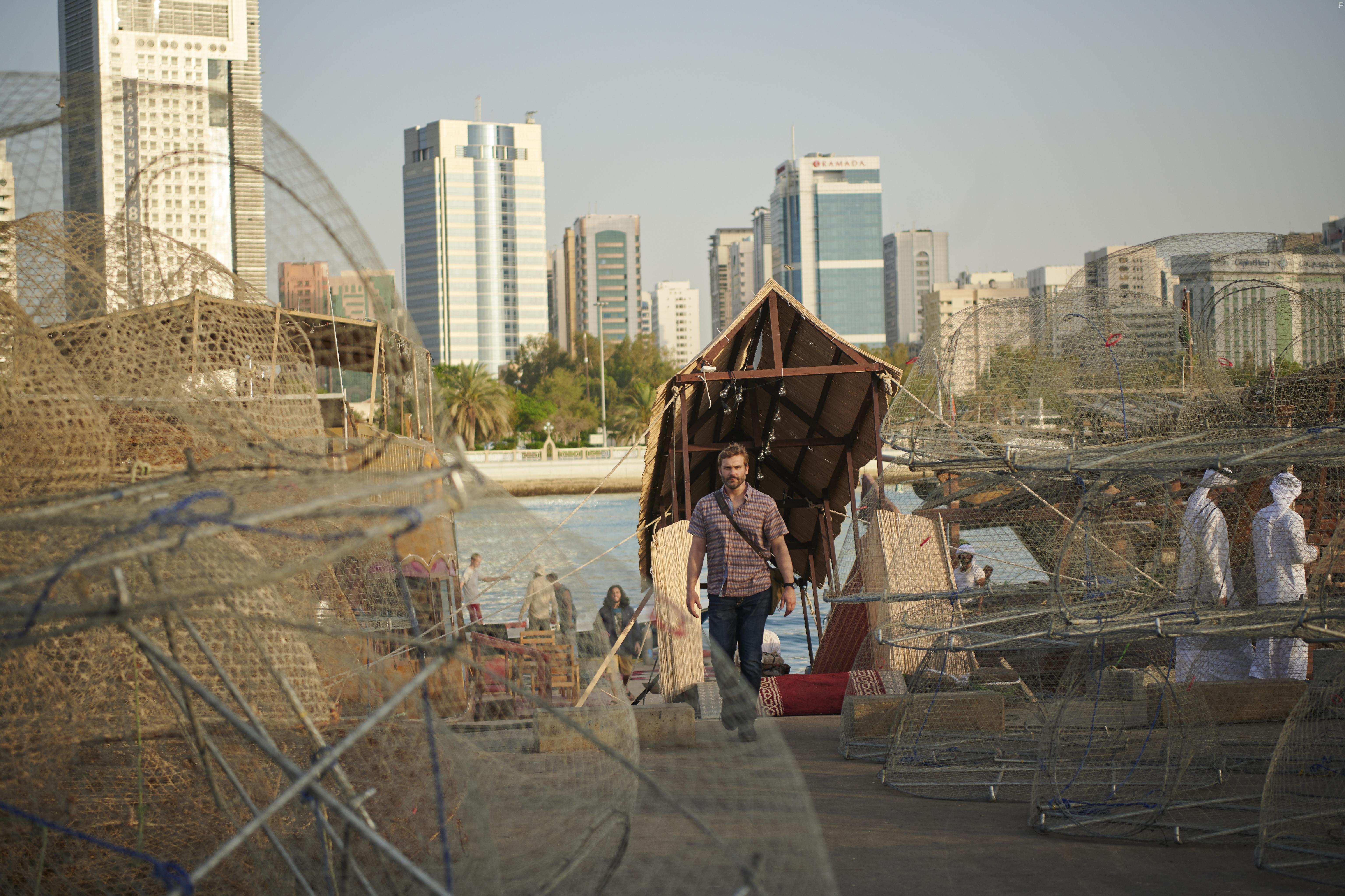 Clive Standen in Mirage: Episode 2 (2020)