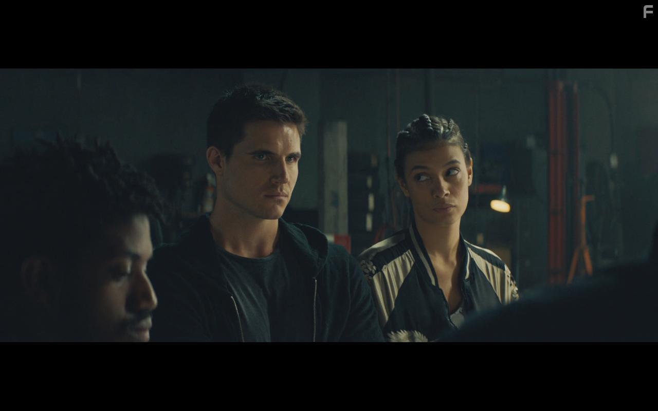 Robbie Amell, Vlad Alexis, and Laysla De Oliveira in Code 8 (2019)