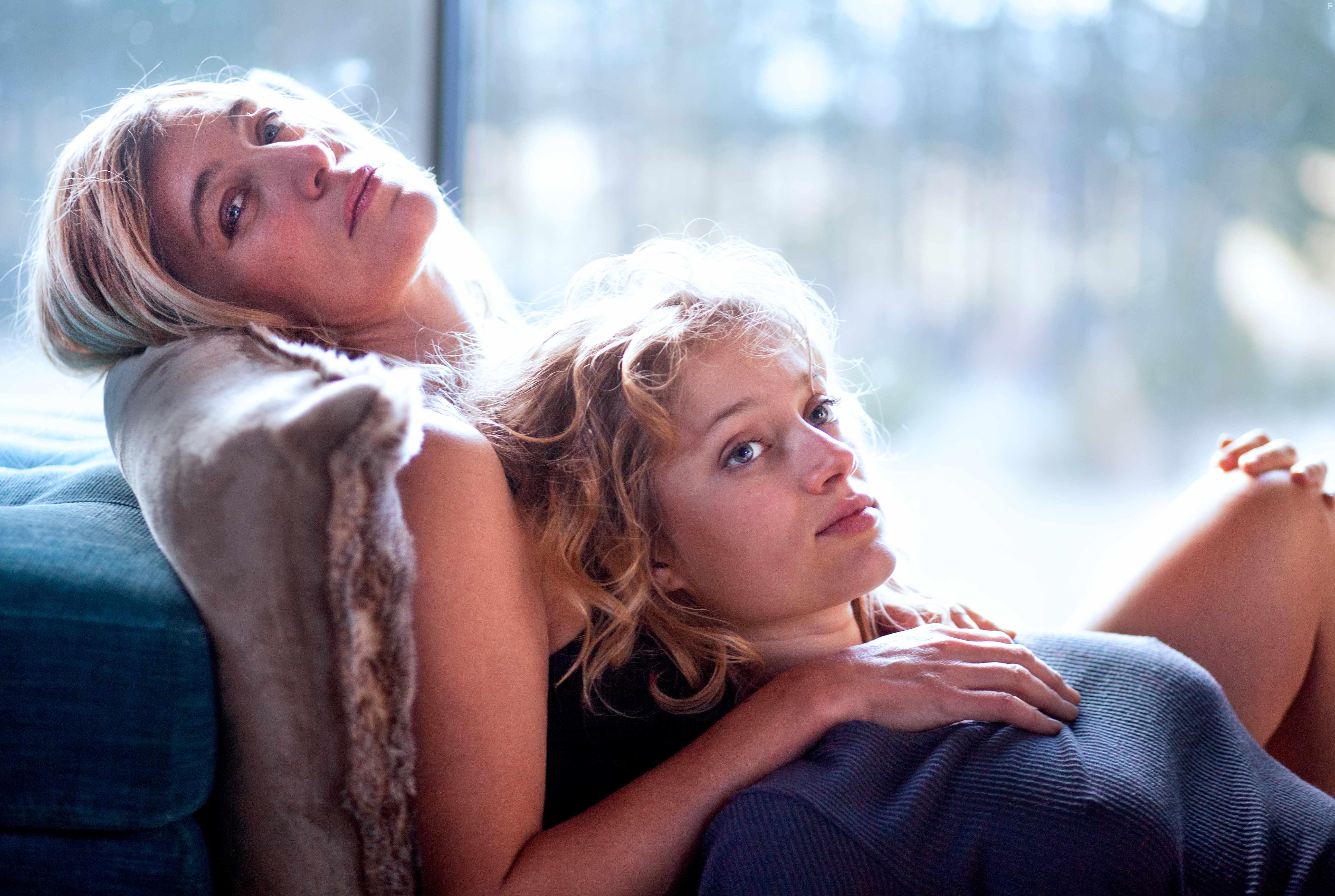 Valeria Bruni Tedeschi and Nadia Tereszkiewicz in Seules les btes (2019)