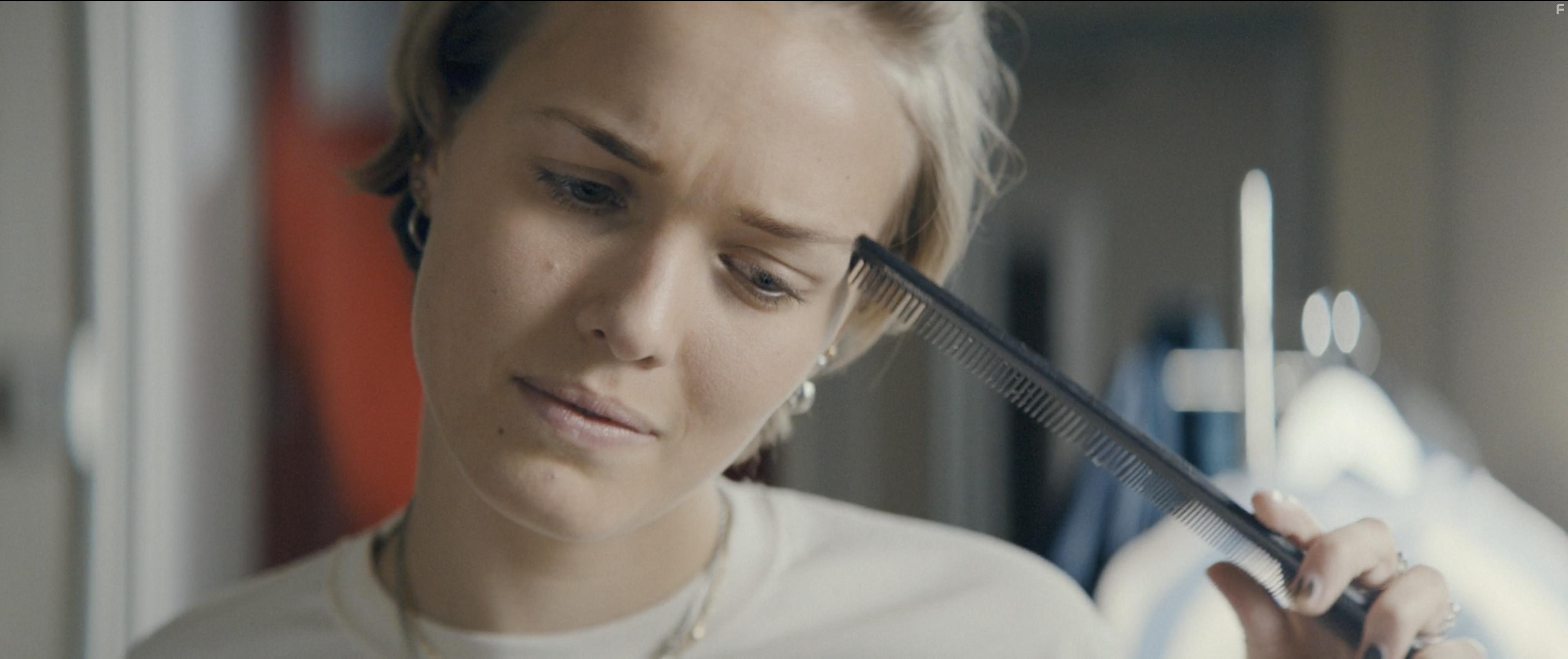 Theresa Frostad Eggesb in Kometen (2017)