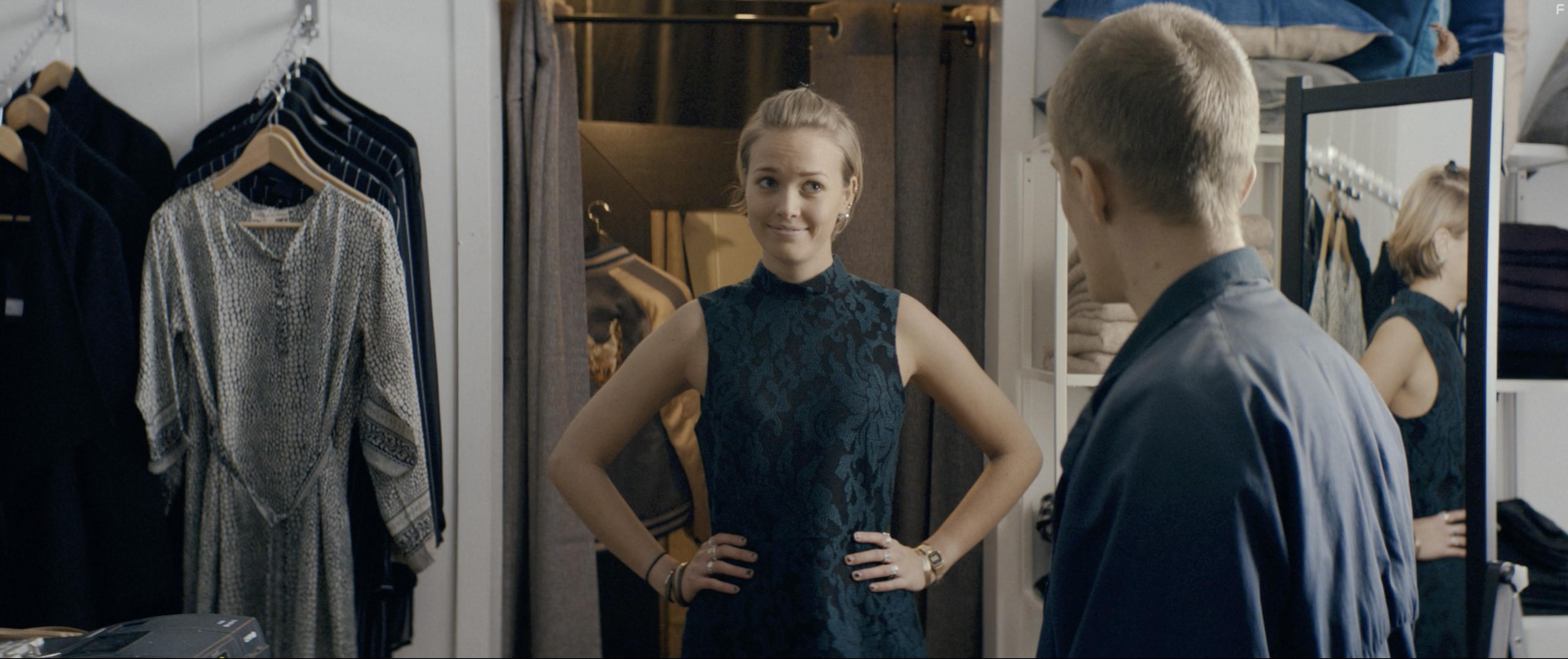 Axel Byum and Theresa Frostad Eggesb in Kometen (2017)