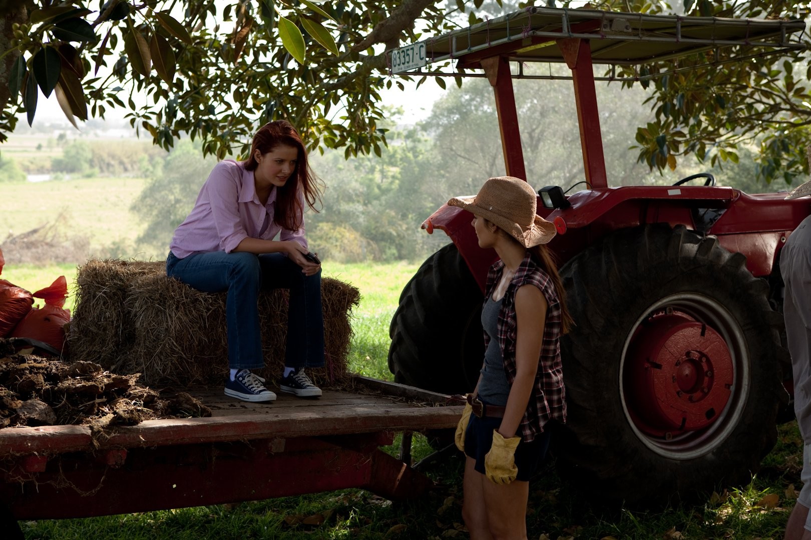 Rachel Hurd-Wood and Caitlin Stasey in Вторжение: Битва за рай (2010)
