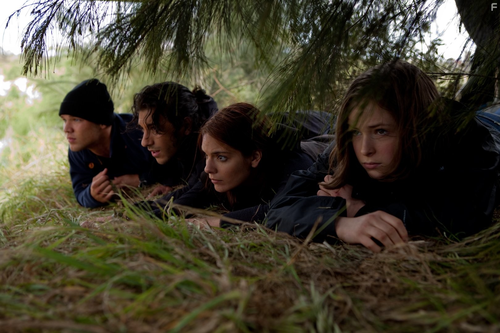 Caitlin Stasey, Lincoln Lewis, Deniz Akdeniz, and Ashleigh Cummings in Вторжение: Битва за рай (2010)