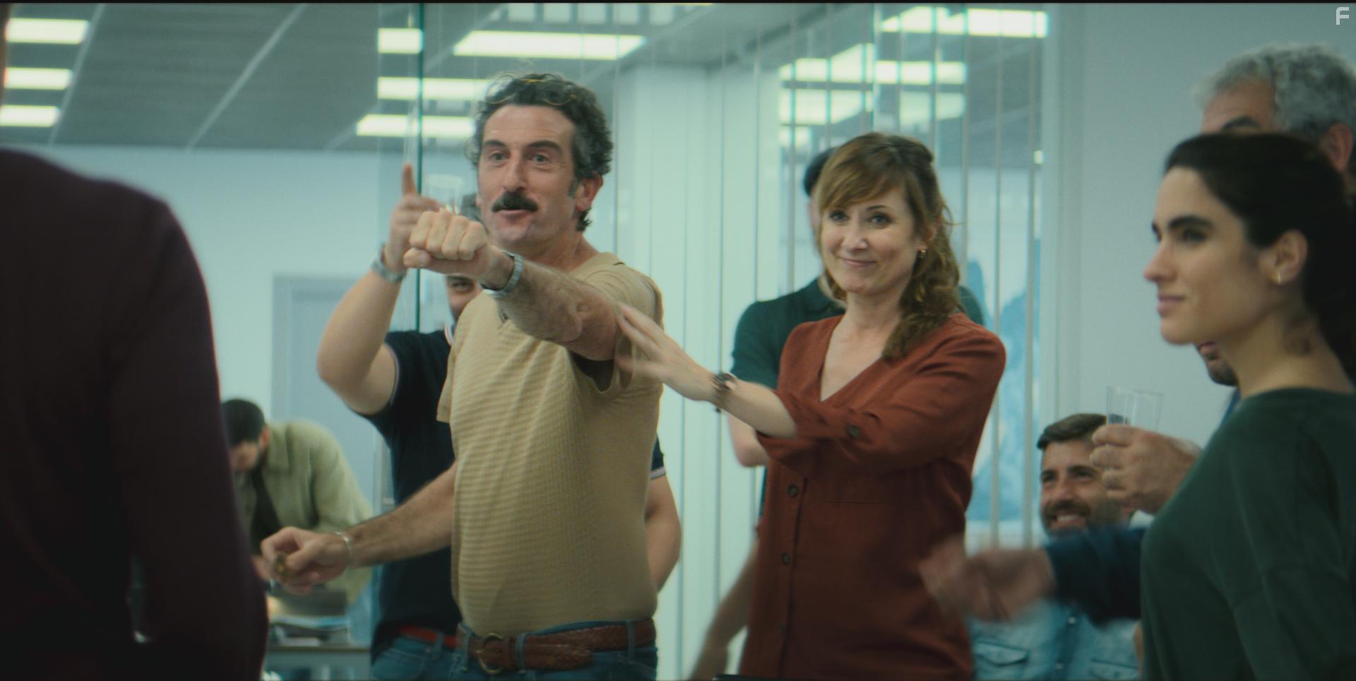 Luis Zahera and Nathalie Poza in La Unidad (2020)