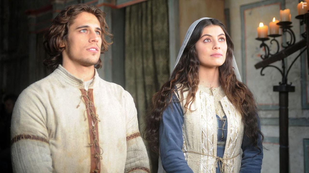 Alessandra Mastronardi and Martio Rivas in Romeo and Juliet (2014)