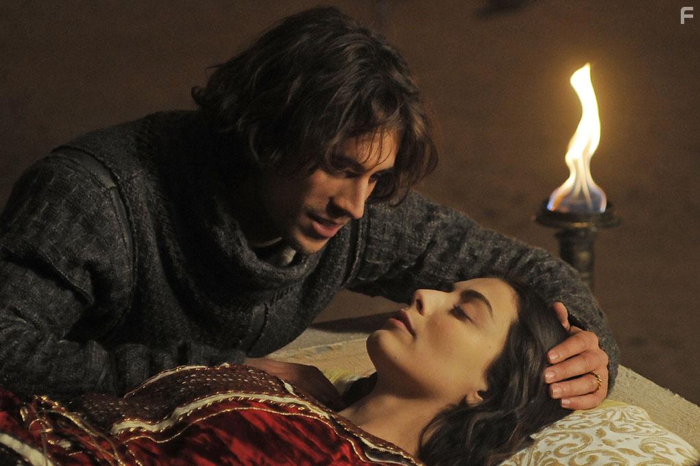 Alessandra Mastronardi and Martio Rivas in Romeo and Juliet (2014)