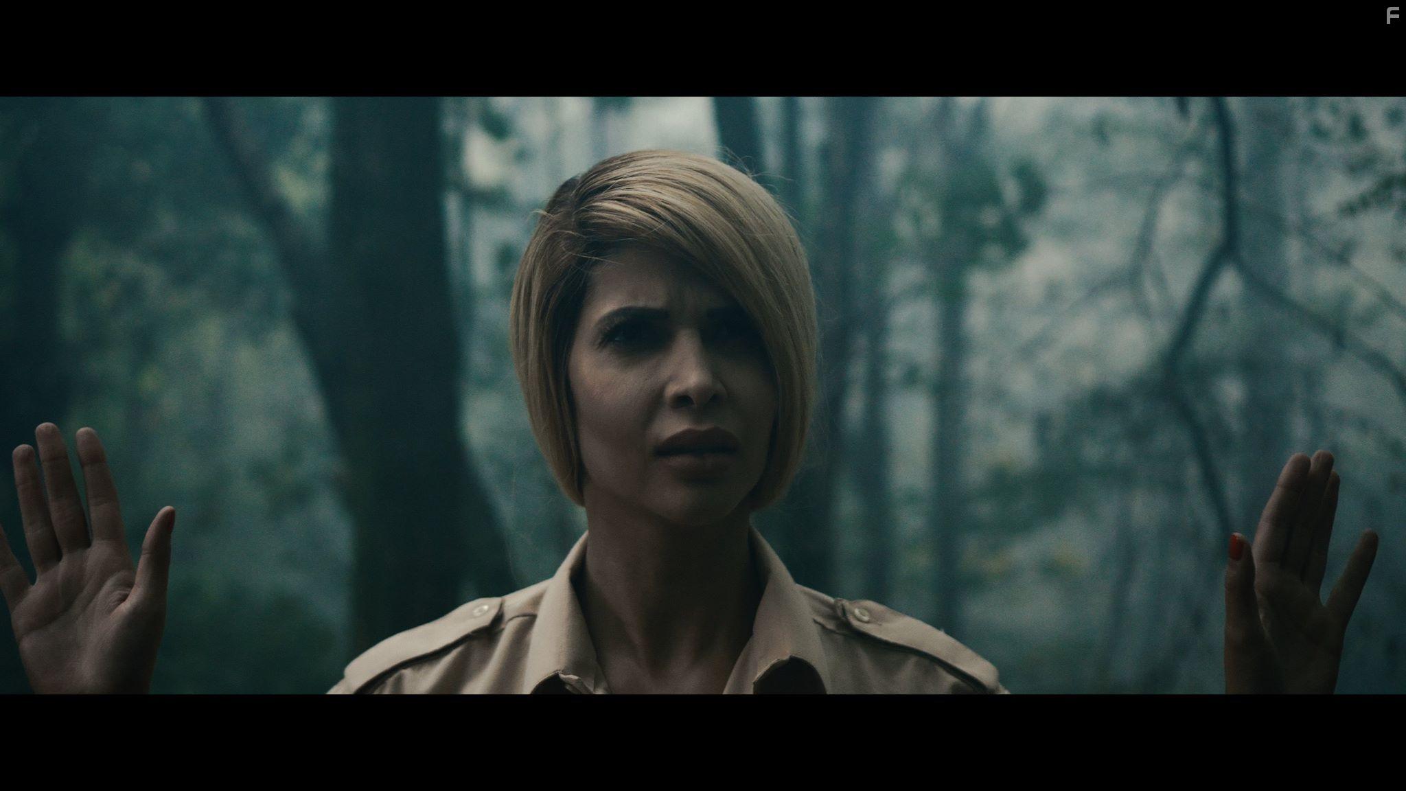 Micaela Schfer in Breakdown Forest - Reise in den Abgrund (2019)