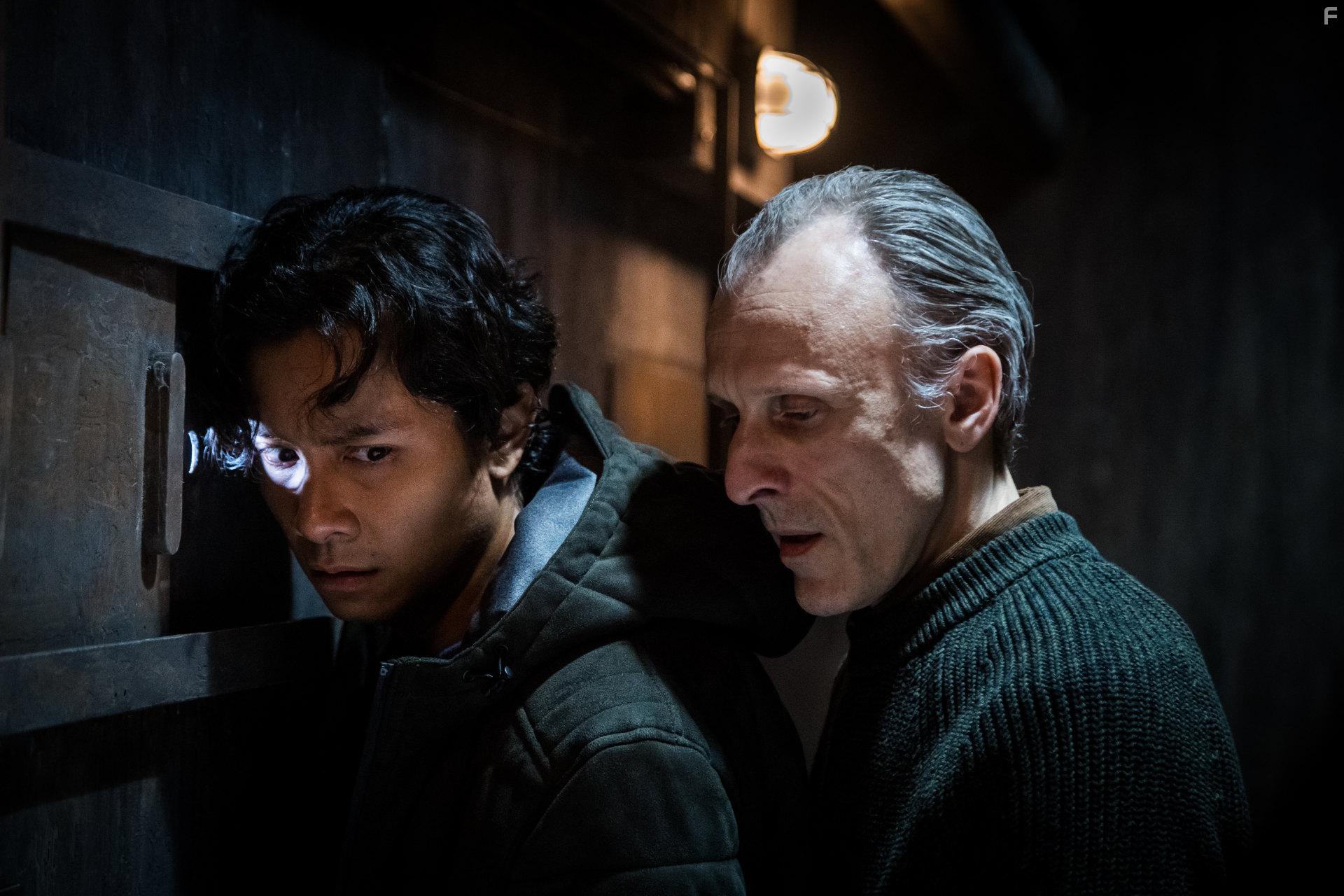 Jan Bijvoet and JC Santos in Motel Acacia (2019)