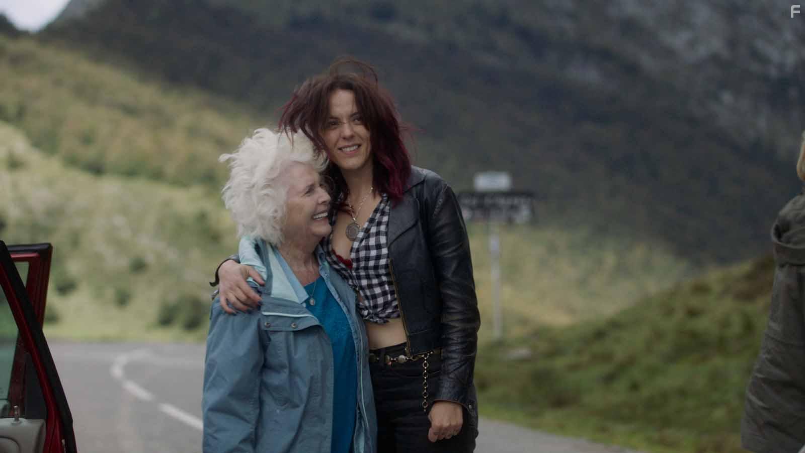 Fionnula Flanagan and Monia Chokri in On ment toujours  ceux qu'on aime (2019)