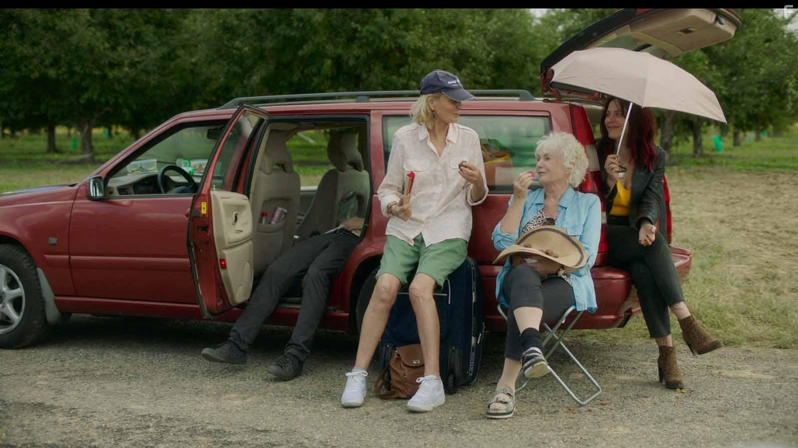 Fionnula Flanagan, Marthe Keller, and Monia Chokri in On ment toujours  ceux qu'on aime (2019)