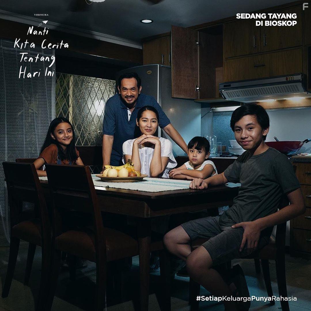 Sinyo Riza, Nayla D. Purnama, Alleyra Fakhira, Oka Antara, and Niken Anjani in Nanti Kita Cerita Tentang Hari Ini (2020)