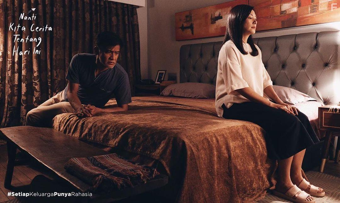 Donny Damara and Susan Bachtiar in Nanti Kita Cerita Tentang Hari Ini (2020)