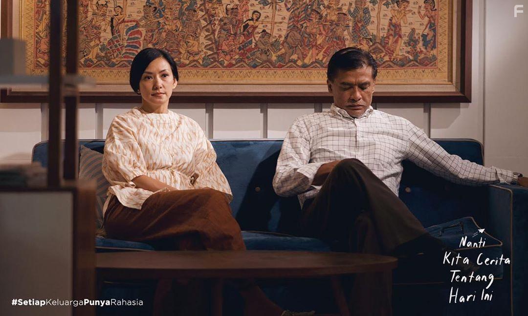 Donny Damara and Susan Bachtiar in Nanti Kita Cerita Tentang Hari Ini (2020)