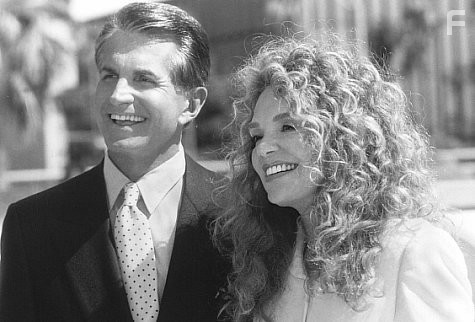 Dyan Cannon and George Hamilton in 8 гoлов в одной сумке (1997)