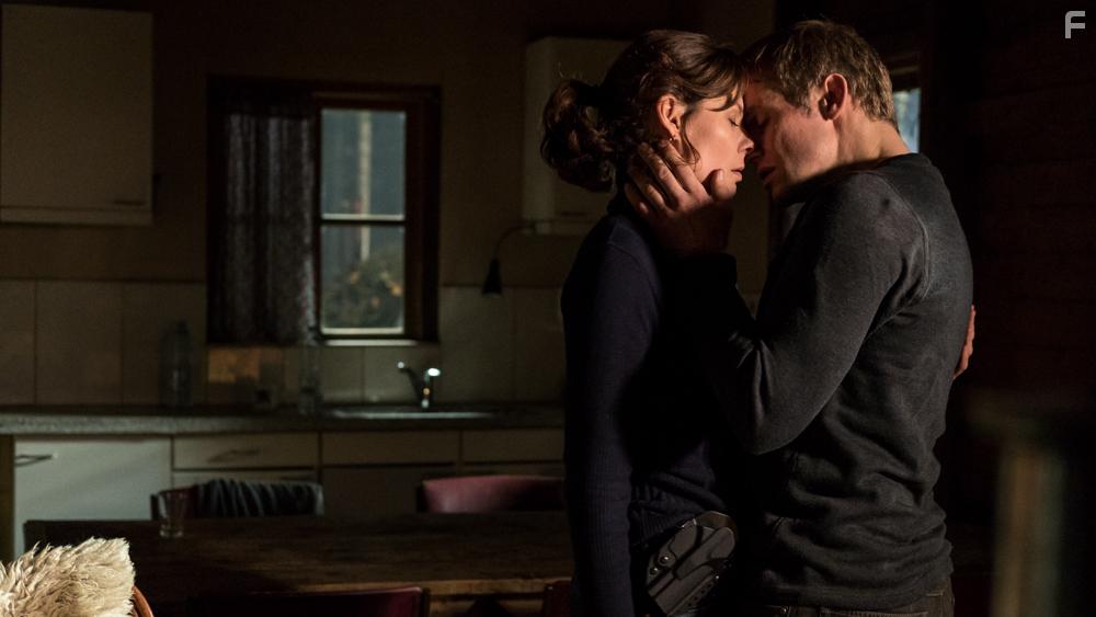 Rifka Lodeizen and Tibo Vandenborre in Fenix (2018)