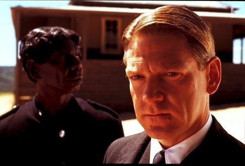 Kenneth Branagh and David Gulpilil in Клетка для кроликов (2002)