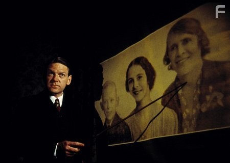 Kenneth Branagh in Клетка для кроликов (2002)