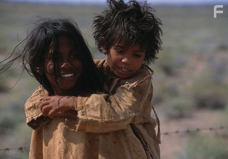 Laura Monaghan and Everlyn Sampi in Клетка для кроликов (2002)
