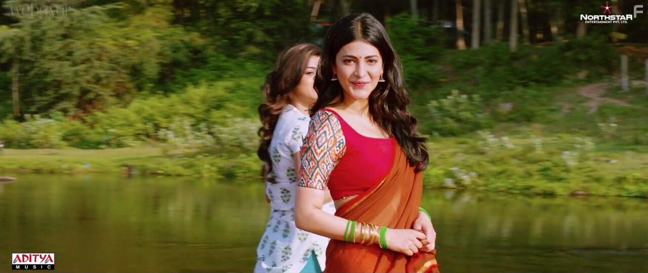 Shruti Haasan in Katamarayudu (2017)