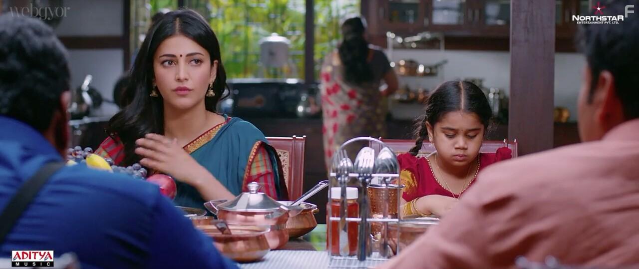 Shruti Haasan in Katamarayudu (2017)