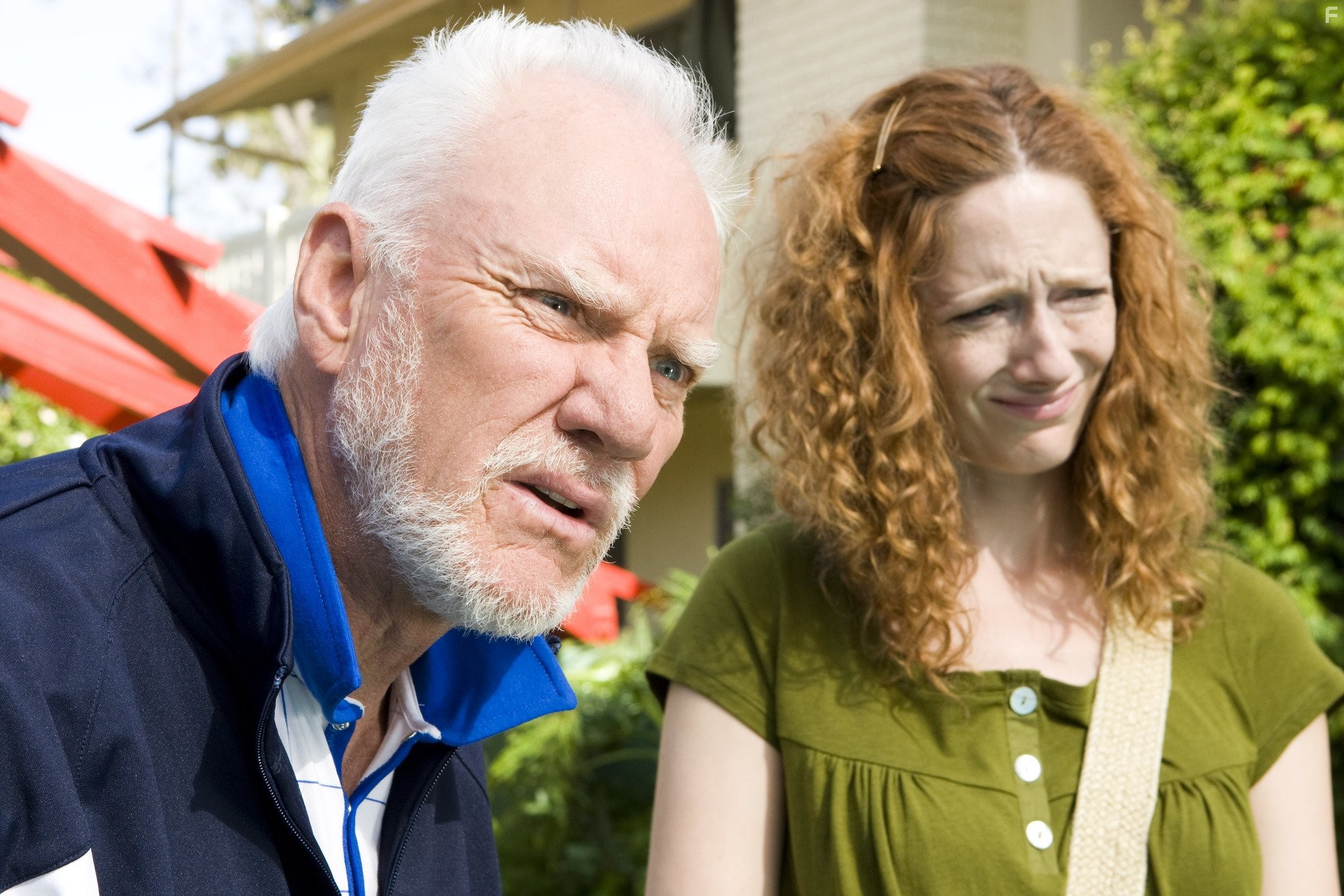 Malcolm McDowell and Judy Greer in Все к лучшему (2010)