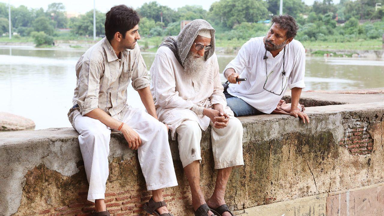 Amitabh Bachchan, Shoojit Sircar, and Ayushmann Khurrana in Gulabo Sitabo (2020)