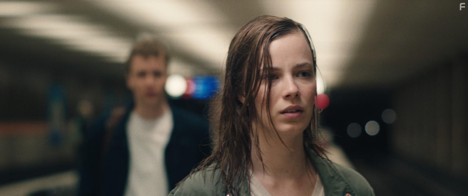 Julius Feldmeier and Saskia Rosendahl in Mein Ende. Dein Anfang. (2019)