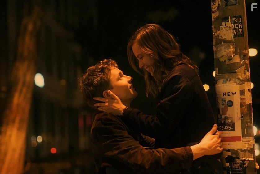 Julius Feldmeier and Saskia Rosendahl in Mein Ende. Dein Anfang. (2019)