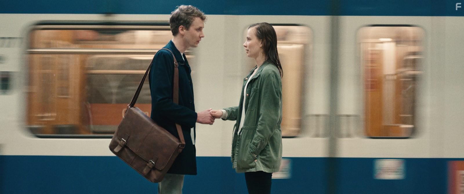 Julius Feldmeier and Saskia Rosendahl in Mein Ende. Dein Anfang. (2019)
