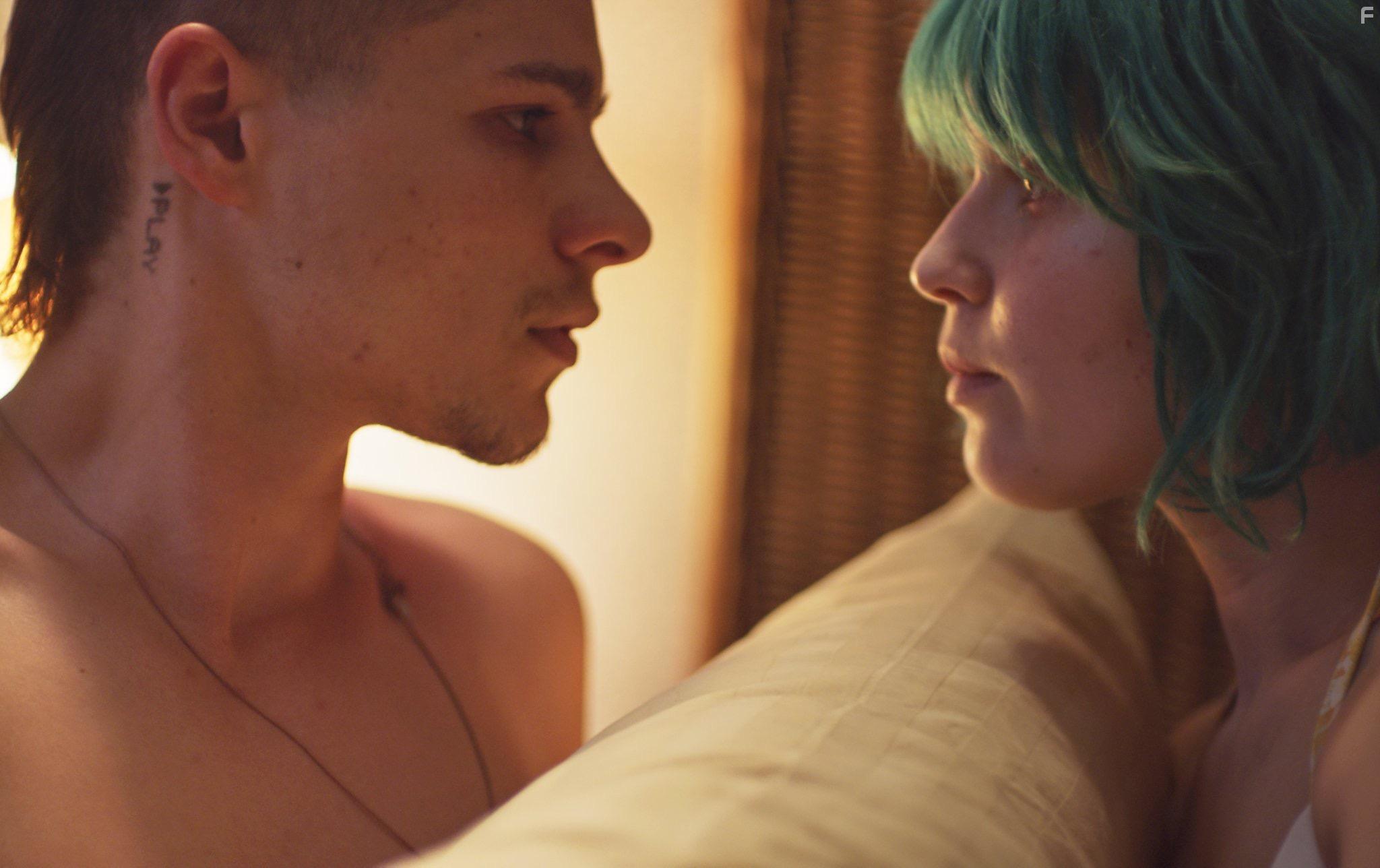 Toby Wallace and Eliza Scanlen in Babyteeth (2019)