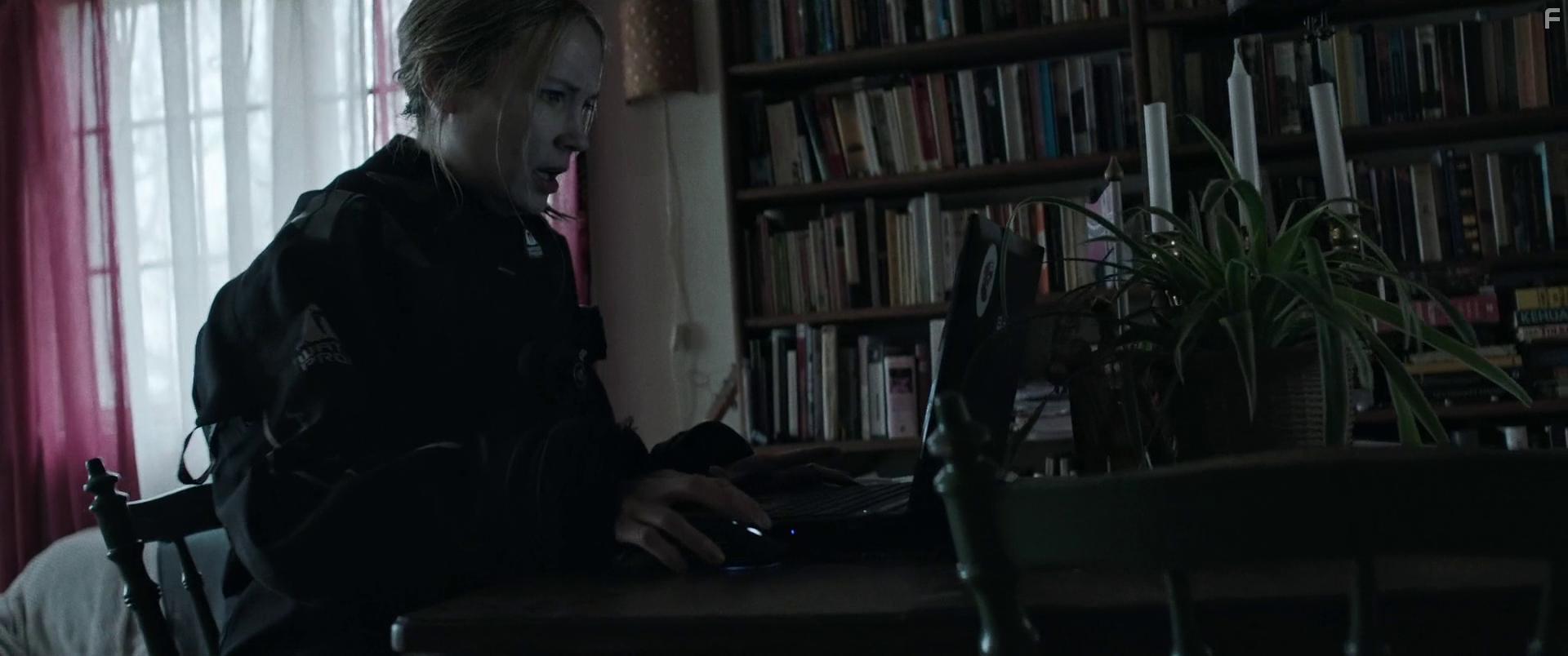 Moa Gammel in Breaking Surface (2020)