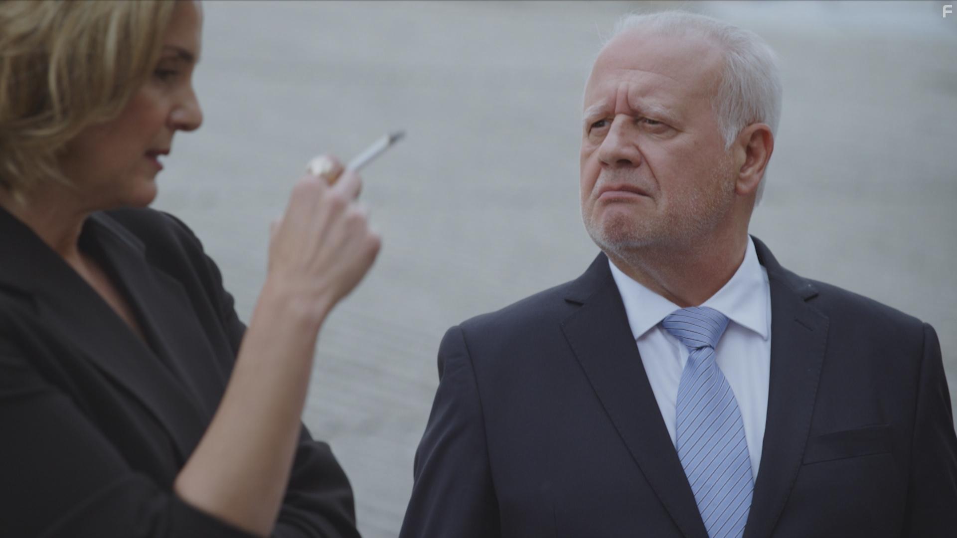Juan Echanove and Eva Martn in Desaparecidos: La culpa (2020)
