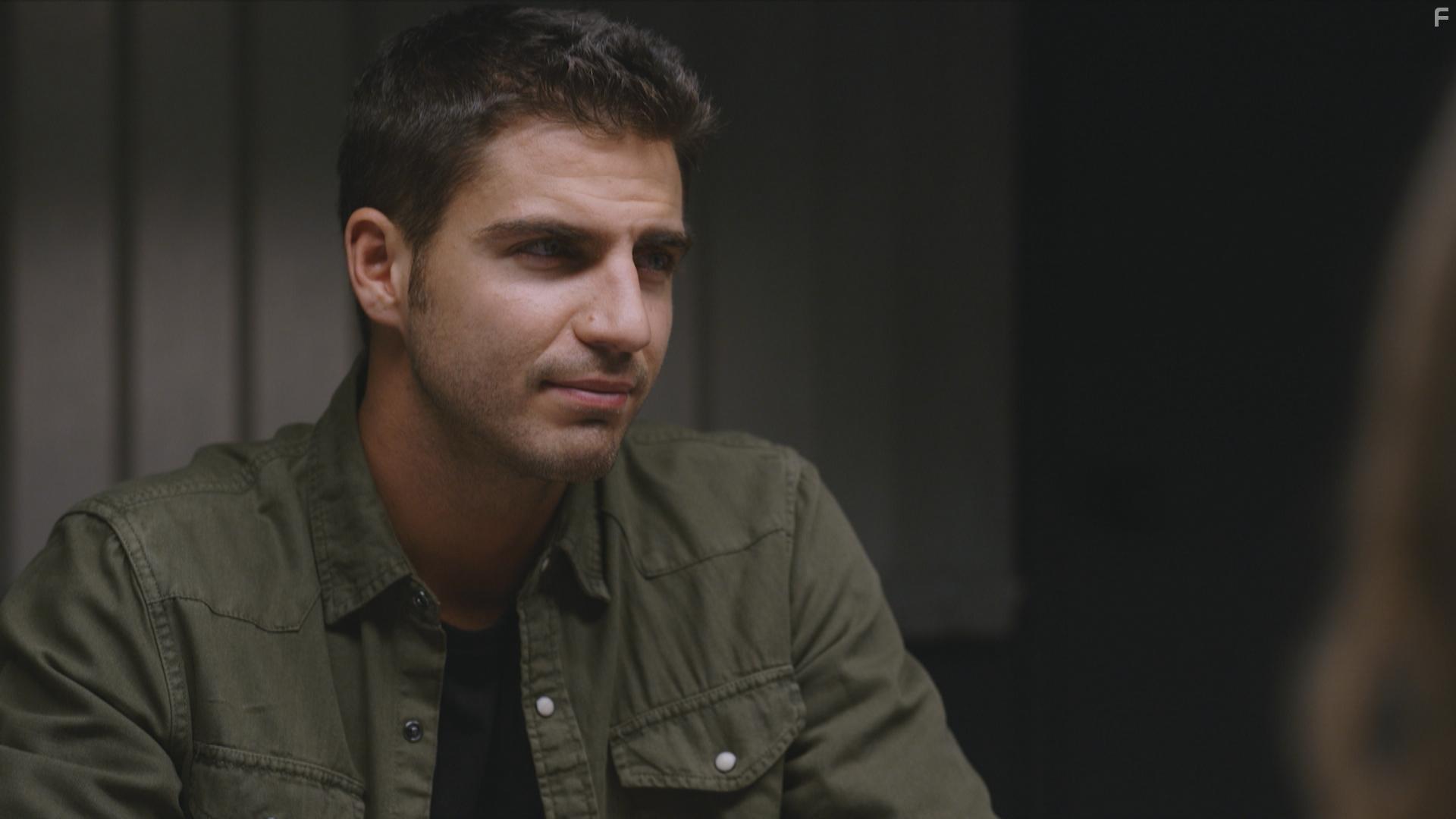 Maxi Iglesias in Desaparecidos: Final y principio (2020)