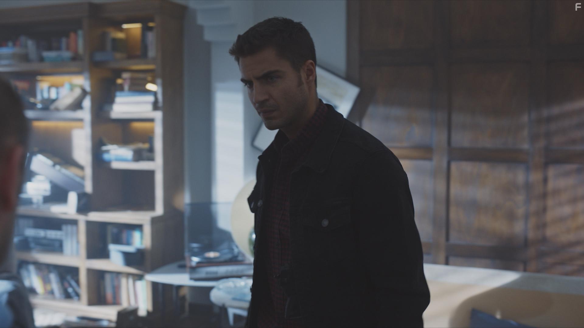 Maxi Iglesias in Desaparecidos: Truco y trato (2020)