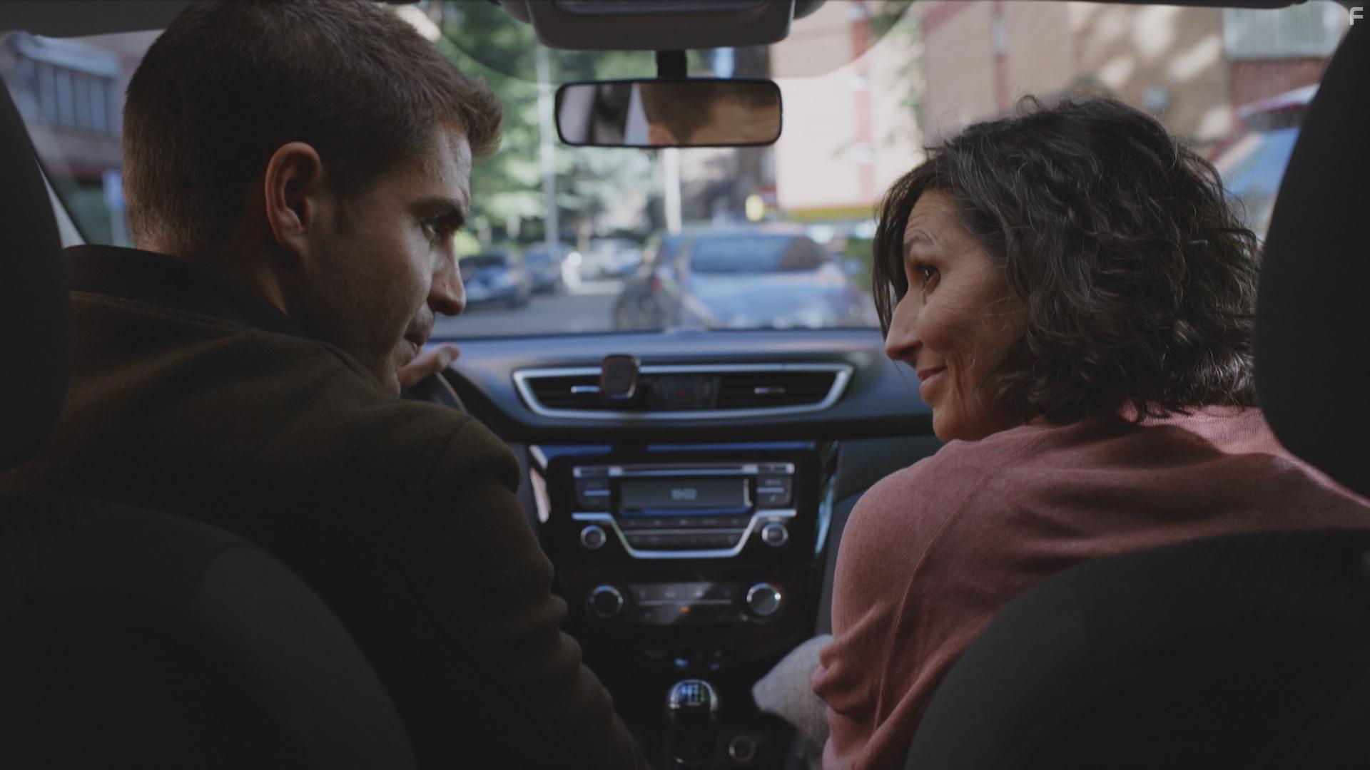 Elvira Mnguez and Maxi Iglesias in Desaparecidos: La culpa (2020)