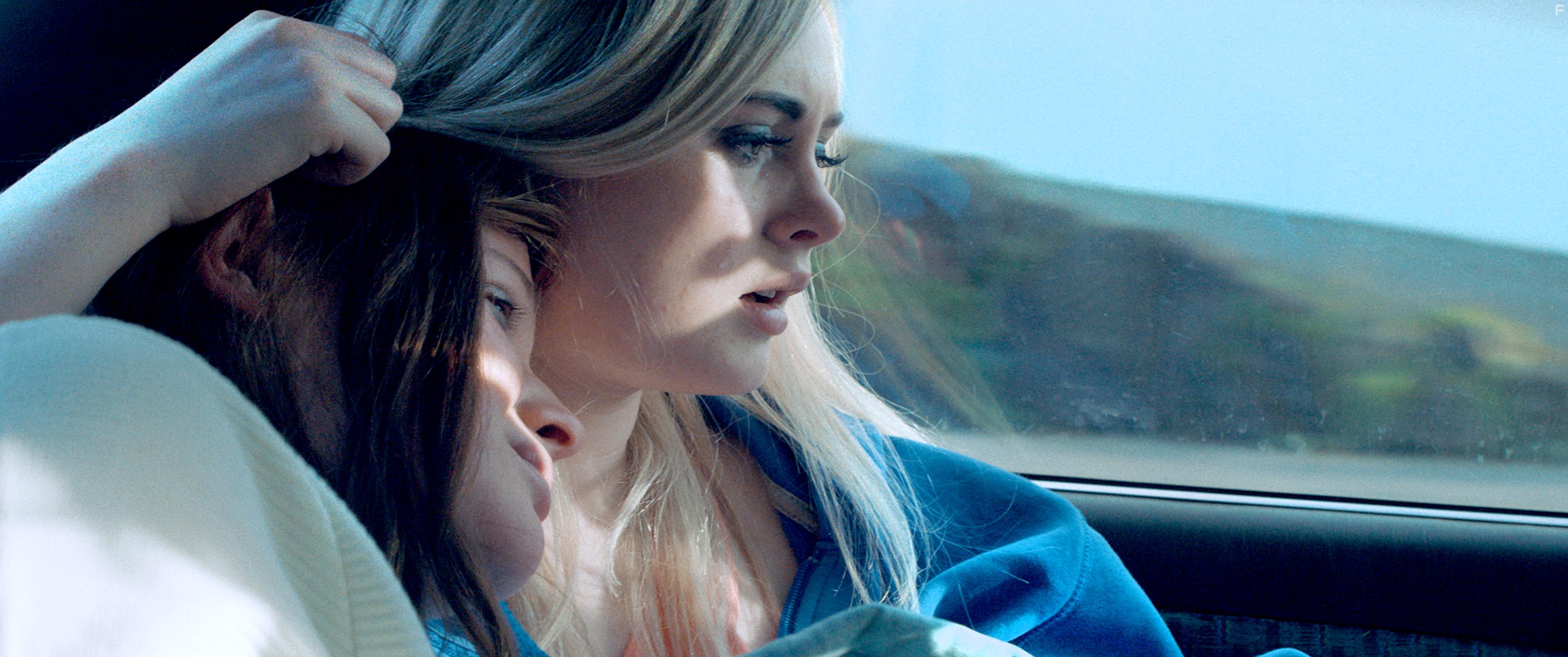 lfrn Laufeyjardttir and Eln Sif Halldrsdttir in Lof mr a falla (2018)