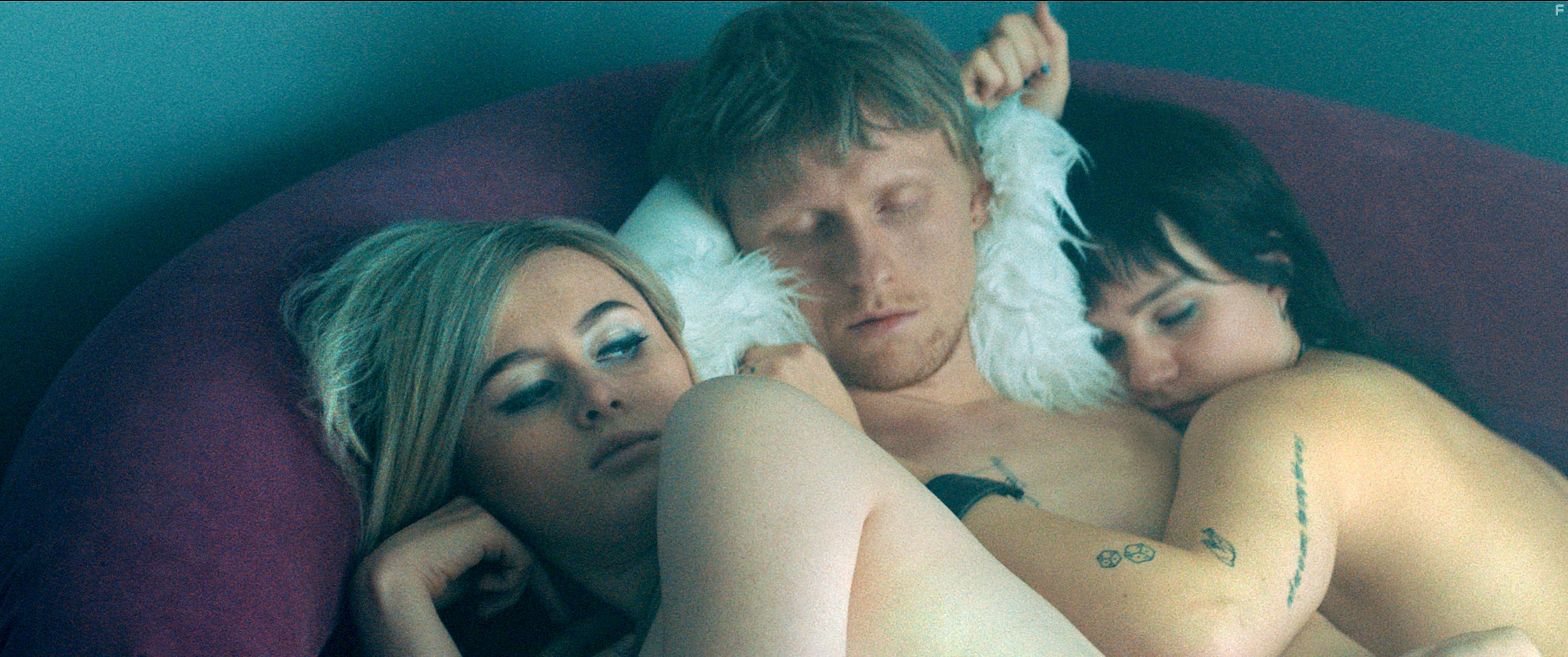 Sigurbjartur Atlason, Eln Sif Halldrsdttir, and Eyrn Bjrk Jakobsdttir in Lof mr a falla (2018)