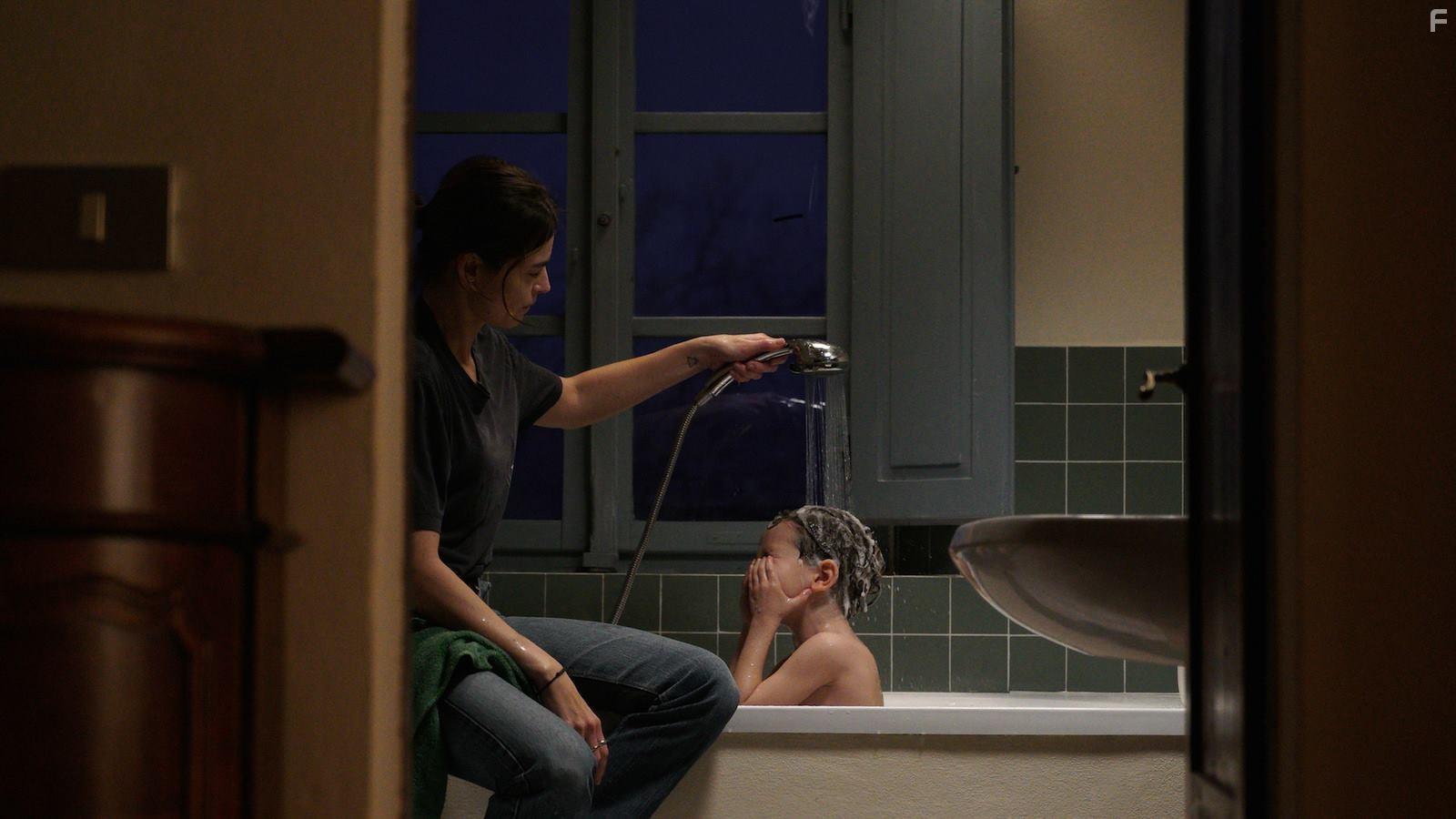 Kasia Smutniak and Wiktor Benicki in Dolce fine giornata (2019)