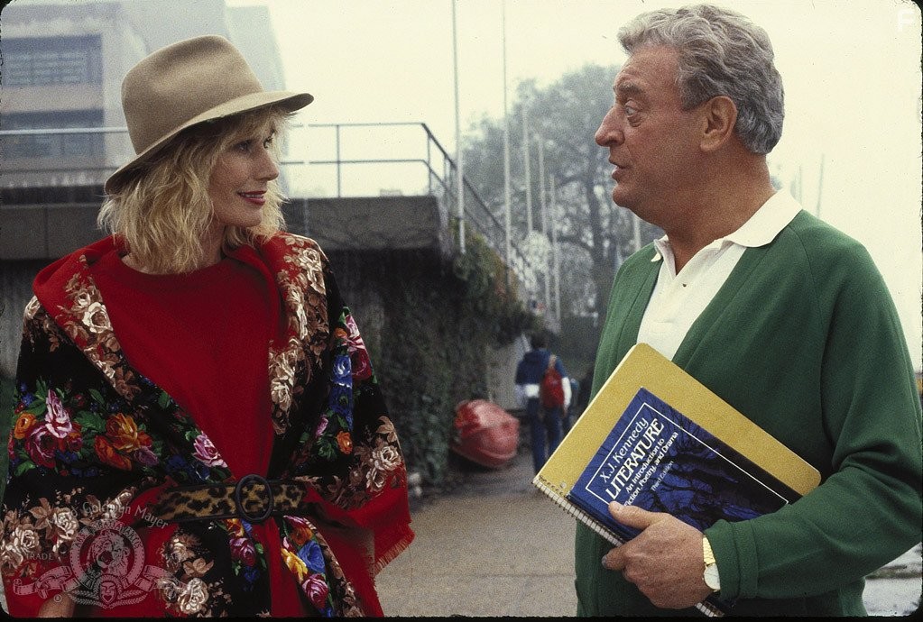 Rodney Dangerfield and Sally Kellerman in Снова в школу (1986)