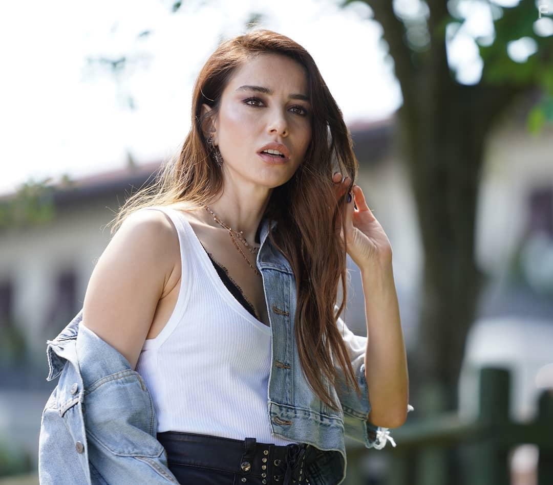 zge Grel in Bay Yanlis (2020)