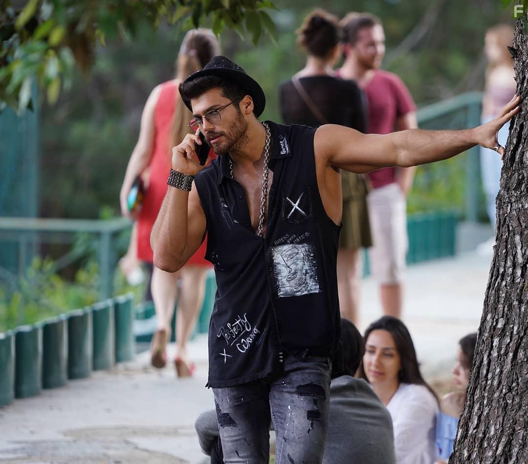 Can Yaman in Bay Yanlis (2020)