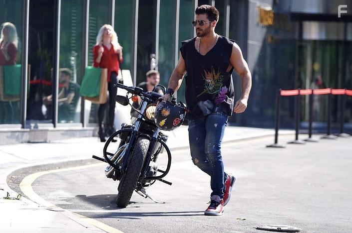 Can Yaman in Bay Yanlis (2020)