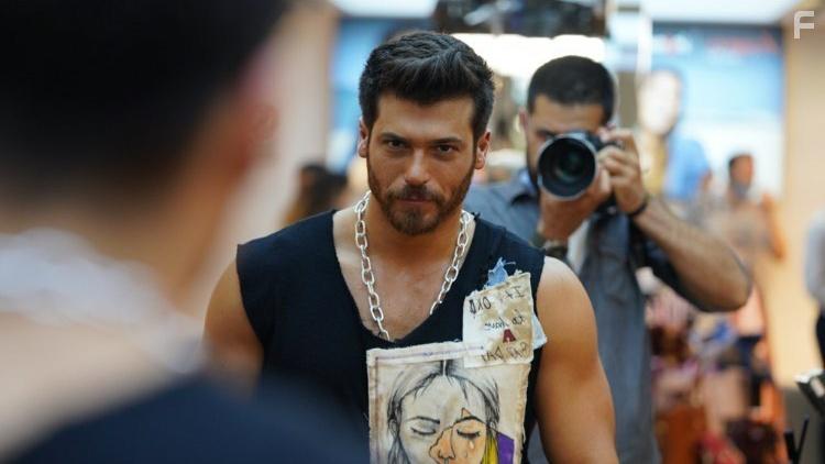 Can Yaman in Bay Yanlis (2020)