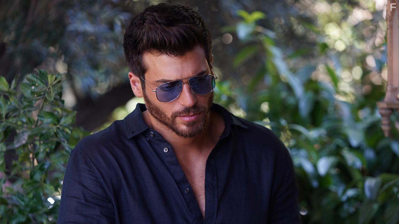 Can Yaman in Bay Yanlis (2020)