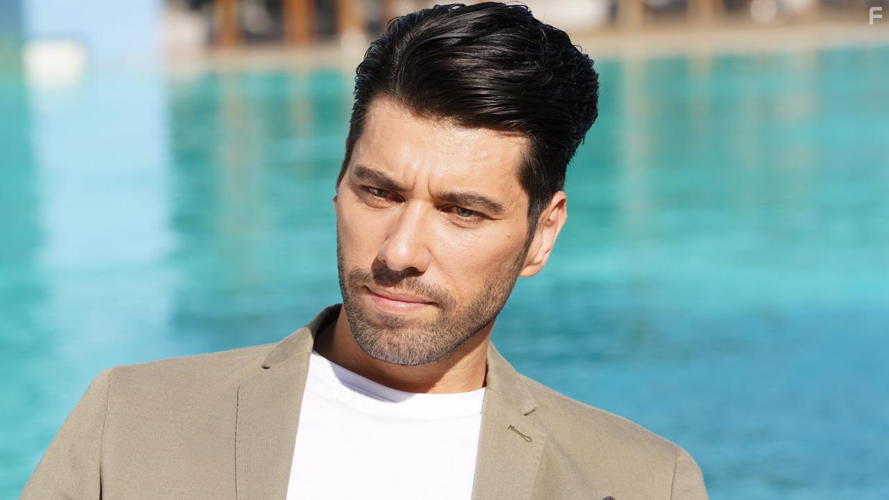 Serhat Paril in Bay Yanlis (2020)